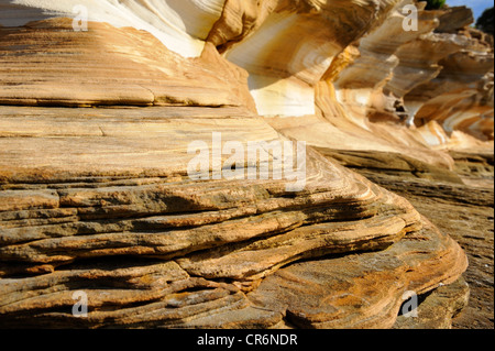 Die Painted Cliffs, gemusterten und farbigen Sandstein-Klippen, an der Westküste von Maria Island, Tasmanien. Stockfoto