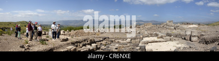 Touristen, die Anzeige der römischen korinthischen Tempels Ruinen an der archäologischen Stätte Omrit, Israel Stockfoto