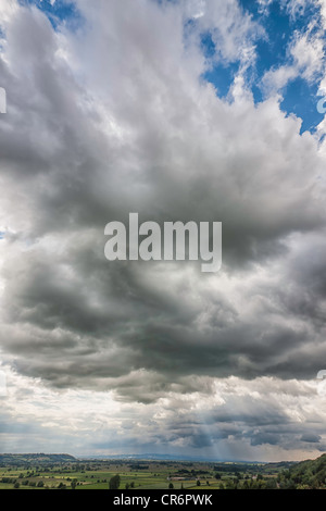 Blick über die Somerset Niveaus in Richtung Quantocks und Exmoor mit unruhigen Wetter herein.  Foto aufgenommen von Collard Stockfoto