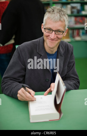 Tom Holland, Englisch Autor abgebildete Signierstunde anlässlich der Telegraph Hay Festival 2012, Hay-on-Wye, Powys, Wales, UK Stockfoto