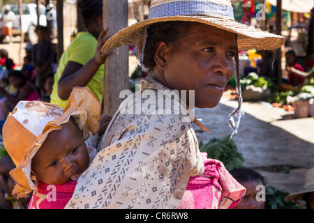 Frau mit Kind auf ihrem Rücken, Markttag, Dorf in der Nähe von Berenty Reserve, Madagaskar Stockfoto