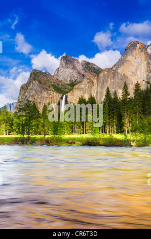 Bridalveil Fall und der schiefe Turm, Yosemite-Nationalpark, Kalifornien USA Stockfoto