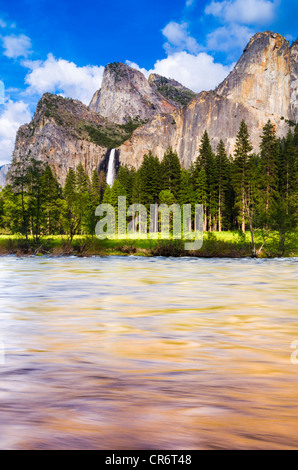 Bridalveil Fall und der schiefe Turm, Yosemite-Nationalpark, Kalifornien USA Stockfoto