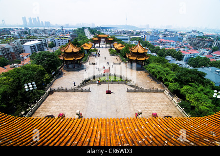 Eine wunderschöne Aussicht von Wuhan aus gelbem Kranich Turm Pagode. Stockfoto