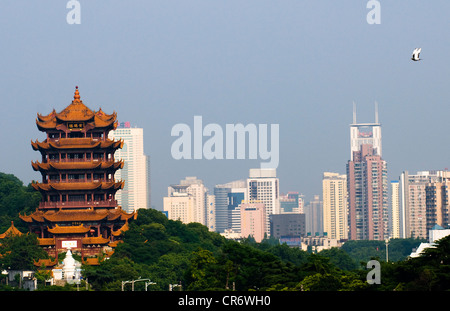 Ein Blick auf gelbem Kranich-Turm und Wuchang in Wuhan. Stockfoto