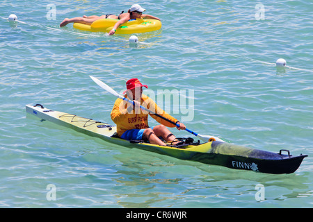 Surf Life Saver in einem Kajak am Cottesloe Beach in Perth, Western Australia Stockfoto