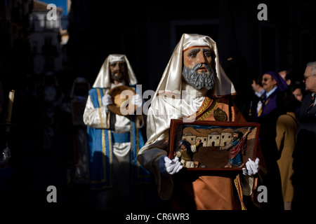 Maskierte Männer gekleidet als biblischen Figuren Fuß durch die Straßen, die Abhaltung von Miniaturen während einer Prozession der Karwoche Stockfoto