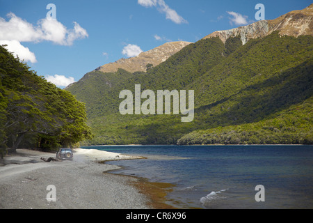 4WD auf dem richtigen Weg um North Mavora Lake und Livingstone-Berge, Southland, Südinsel, Neuseeland Stockfoto