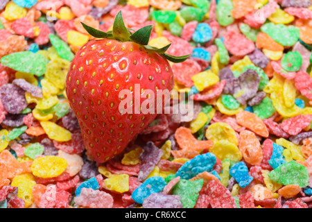 Bild von frischen roten Erdbeere mit bunten Getreide als Hintergrund Stockfoto