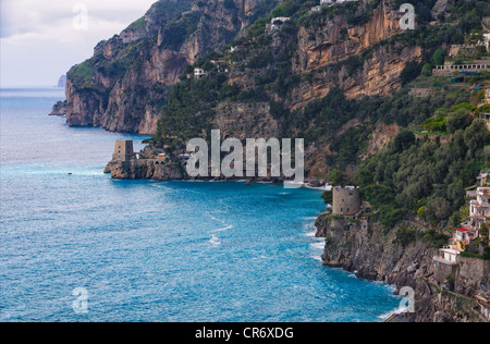 High Angle View of Klippen entlang dem Meer, Positano, Amalfiküste, Kampanien, Italien Stockfoto