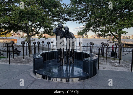 Zwei Soldaten Bronze Skulptur, World War II Memorial, Hoboken New Jersey Stockfoto