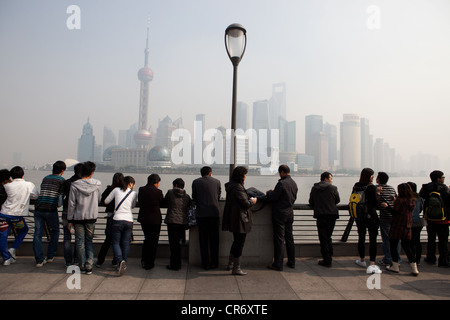 Touristen auf den Bund von Blick über Hungpu Fluss auf Skyline von Pudong in Shanghai Puxi Stockfoto