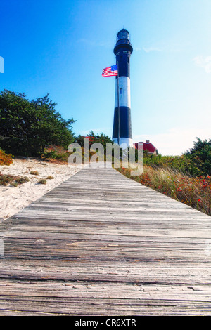 Niedrigen Winkel Blick auf der Feuerinsel Leuchtturm mit einer Promenade, Long Island, New York Stockfoto