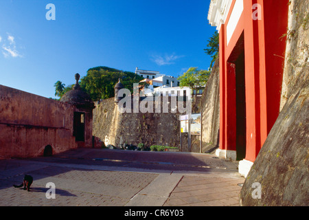 Eingangstor von der Altstadt von San Juan mit Schutzgitter Station, Puerto Rico Stockfoto