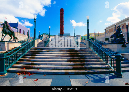 Niedrigen Winkel Blick auf eine Treppe und einen Totempfahl, Quincentennial Square Plaza, San Juan, Puerto Rico Stockfoto