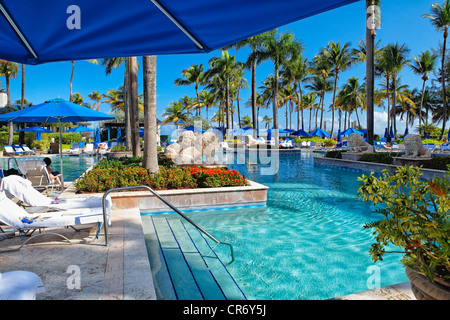 Am Pool Blick unter einen Strand Sonnenschirm, Ritz-Carlton Resort, San Juan Puerto Rico Stockfoto