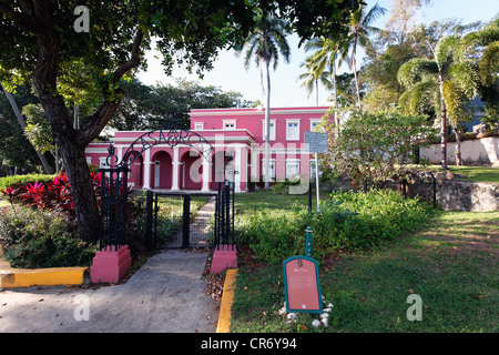 Eingang zu einem lila farbigen Gebäude, Casa Rosa, Old San Juan, Puerto Rico Stockfoto