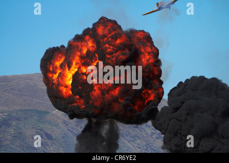 Kontrollierte Explosion an Warbirds Over Wanaka Airshow, Otago, Südinsel, Neuseeland Stockfoto
