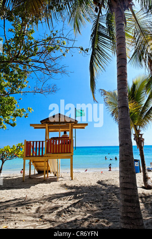 Rückansicht von einem Rettungsschwimmer-Turm am Karibik-Strand, Cana Gorda Strand, Guanica, Puerto Rico Stockfoto