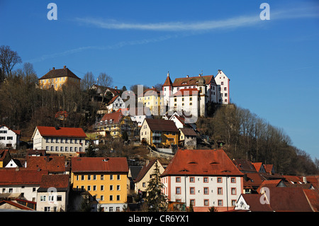 Stadt von Egloffstein mit Burg Egloffstein Burg erwähnt 1358 mit Schloss Capel von 1750, Egloffstein, Oberfranken Stockfoto