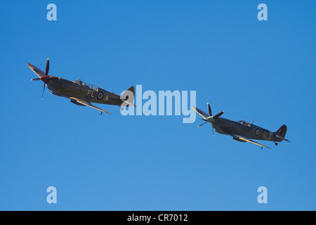 Tandem Supermarine Spitfire Trainer und Supermarine Spitfire - britischen und Alliierten des zweiten Weltkriegs Jagdflugzeug Stockfoto