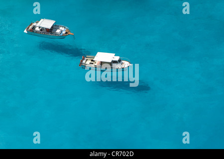 Draufsicht der Motorboote in blau, transparent Gewässern der Schiffbruch Bay, Zakynthos Stockfoto