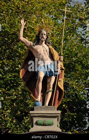 Skulptur des Christus, Rechte Hand wuchs in Segen, hält ein Kreuz in seiner linken Hand, am Eingang zur Salvatorkirche Stockfoto