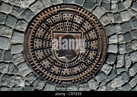 Der Schutzpatron von Coburg, St. Mauritius, seit 1521 bekannt als Coburg Moor, auf eine Runde Schachtabdeckung auf einer Straße mit Kopfsteinpflaster Stockfoto