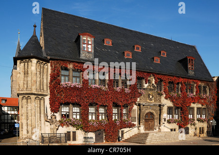 Renaissance-Rathaus mit einer Skulptur von Roland, Markt 1, Quedlinburg, Sachsen-Anhalt, Deutschland, Europa Stockfoto