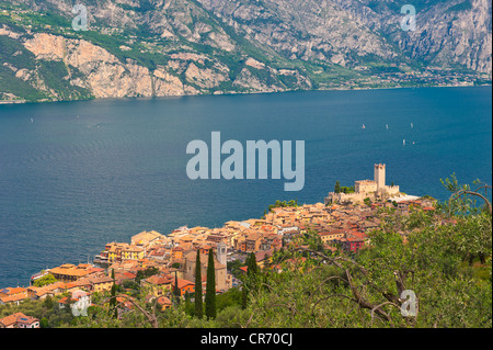 Panorama von Sirmione Dorf und Gardasee, Italien Stockfoto