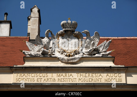 Wappen mit einem Adler auf dem Giebel der österreichischen Akademie der Wissenschaften, von 1753 bis 1755 erbaut, Stockfoto