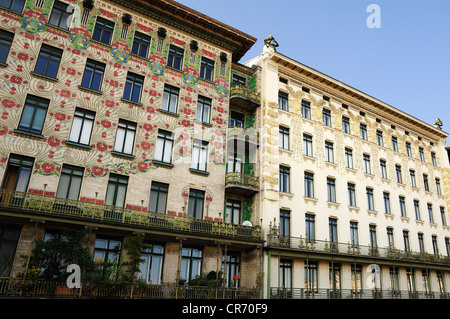 Majolikahaus, links, und golden Blumenschmuck an der Fassade eines Hauses, rechts, Jugendstil, 1898 von Kolo Moser, Linke Stockfoto