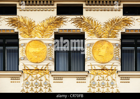 Porträts von Frauen in Medaillons auf einer Gebäudefassade, Jugendstil, 1898 von Kolo Moser, auf die Facace der Linken Wienzeile Stockfoto