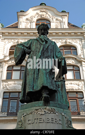 Denkmal von Johannes Gutenberg, 1400-1468, Erfinder des Buchdrucks, ein Haus gebaut im Jahre 1897 an der Rückseite, Lugeck Stockfoto