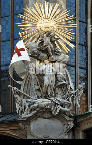 Skulpturengruppe der Heiligen mit vergoldeten Sternenkranz am Stephansplatz, Stephansdom, Stephansplatz Quadrat, Vienna Stockfoto