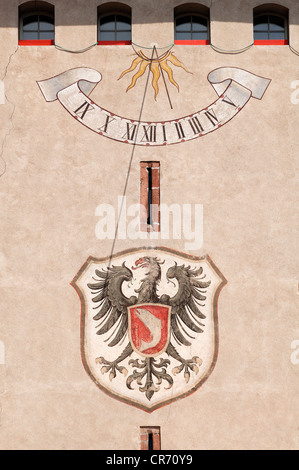 Das Wappen und die Sonnenuhr auf Obertorturm Turm, Haigeracher Tor Tor, 17. Jahrhundert, Victor-Kretz-Straße Straße Stockfoto