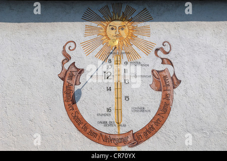 Alten Sonnenuhr an der Kirche der evangelischen Friedensgemeinde Gemeinschaft in Kippenheim, Baden-Württemberg, Deutschland, Europa Stockfoto