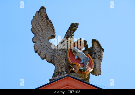 Skulptur des kaiserlichen Adler und Wappen auf das neoklassizistische Rathaus, 1784, Marktplatz-Platz, Gengenbach Stockfoto