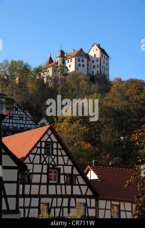 Alte Fachwerk-Häuser vor Burg Egloffstein Burg, 14. Jahrhundert, Egloffstein, Franken, Oberbayern Stockfoto