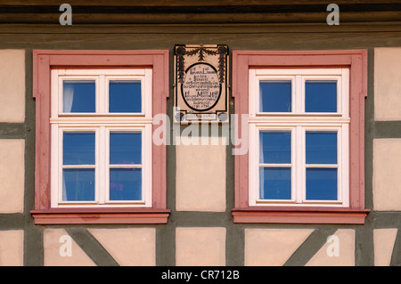 Zwei Fenster von ein altes Fachwerkhaus, c 1790, mit Aufschrift des Besitzers, Königsberg, Franken, Niederbayern Stockfoto