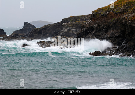 Brechenden Wellen bei Flut in einer Bucht in der Nähe von Newquay, Cornwall, England, Vereinigtes Königreich, Europa Stockfoto