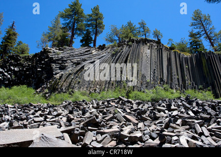 Die Teufel Postpile National Monument, in der Nähe von Mammoth Mountain, Kalifornien, USA, im Juli - Klippen von säulenförmigen Basaltsäulen. Stockfoto