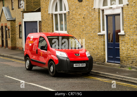 Ein stationäre roter Royal Mail Lieferwagen geparkt auf der Seite einer Straße in Sheerness Kent Stockfoto