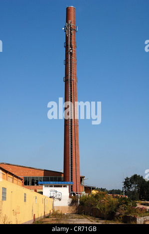 Sendeanlagen auf den alten Schornstein eine verfallene Ziegelei gegen den blauen Himmel, Spardorf, Mittelfranken Stockfoto