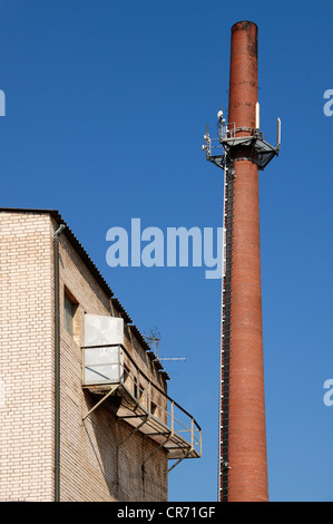 Sendeanlagen auf den alten Schornstein eine verfallene Ziegelei gegen den blauen Himmel, Spardorf, Mittelfranken Stockfoto