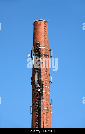 Sendeanlagen auf den alten Schornstein eine verfallene Ziegelei gegen den blauen Himmel, Spardorf, Mittelfranken Stockfoto