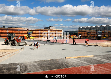 Bau von einem Kundenparkplatz vor der Schalen von einem Supermarkt und einem Baumarkt im Bau, Eckental Stockfoto