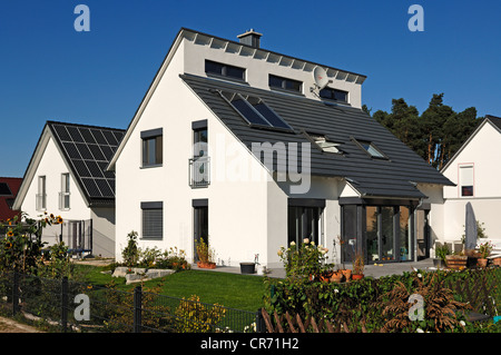 Vor kurzem abgeschlossen, Haus und Garten mit Sonnenkollektoren auf dem Dach, Tauchersreuth, Middle Franconia, Bayern, Deutschland, Europa Stockfoto