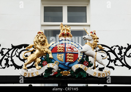 Britische königliche Wappen auf der Royal Clarence Hotel, 3 Kathedrale Hof, Exeter, Devon, England, Vereinigtes Königreich, Europa Stockfoto