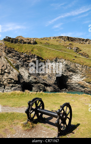 Blick auf Tintagel Castle, eine keltische frühen christlichen Kloster zwischen dem 5. und 8. Jahrhundert, bleibt der eine alte Kanone auf dem Stockfoto